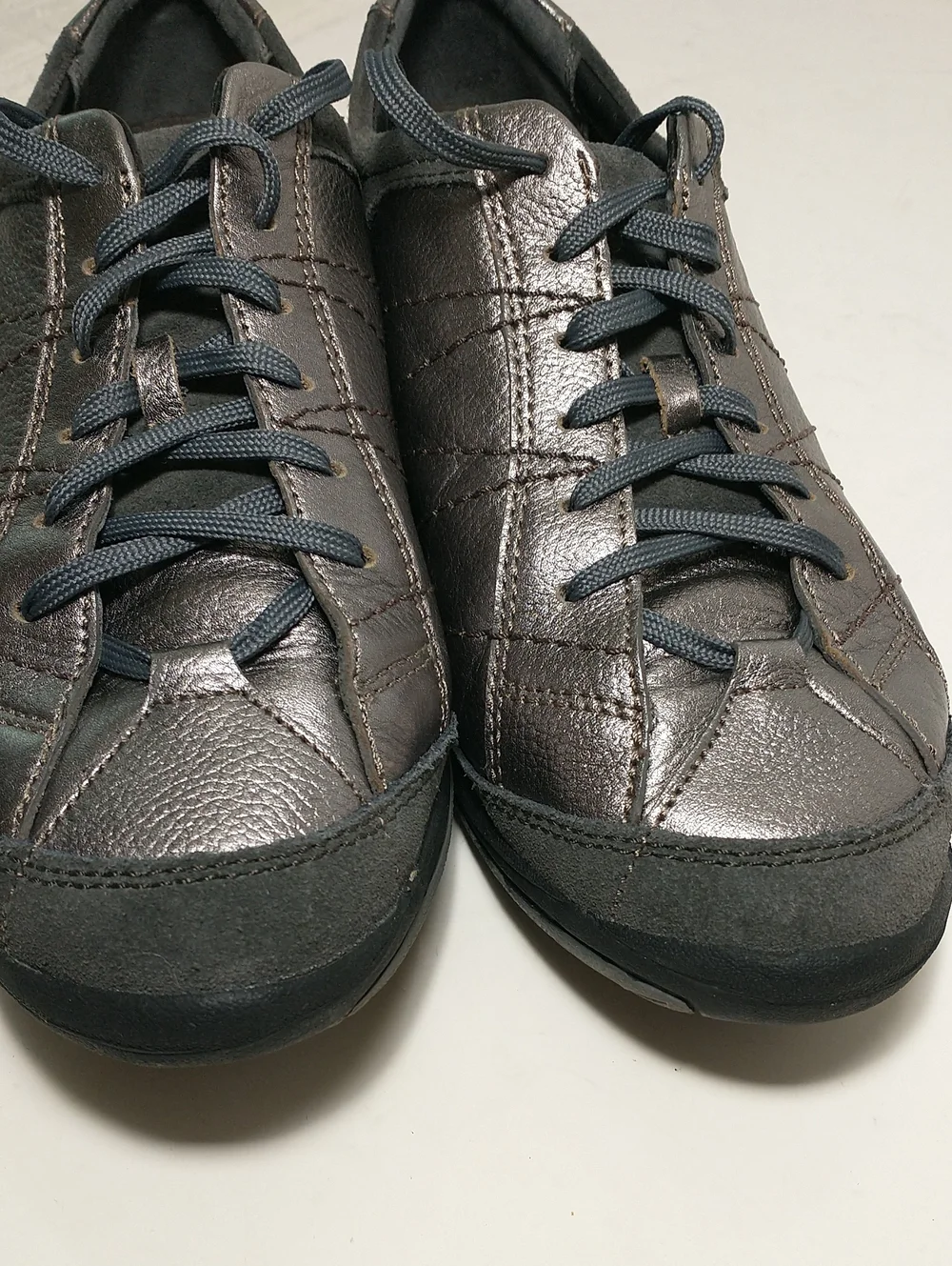 LIKE NEW Hush Puppies Metallic Low Sneaker, Size 9, Artsy, Trendy, Fall Staple